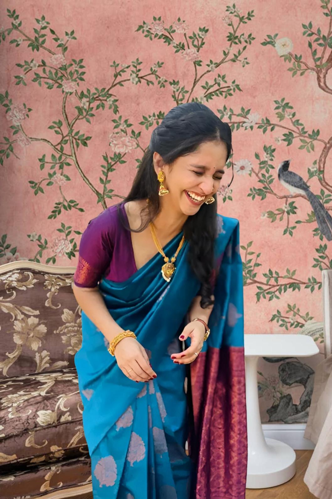 Right angle showing blouse coordination and print