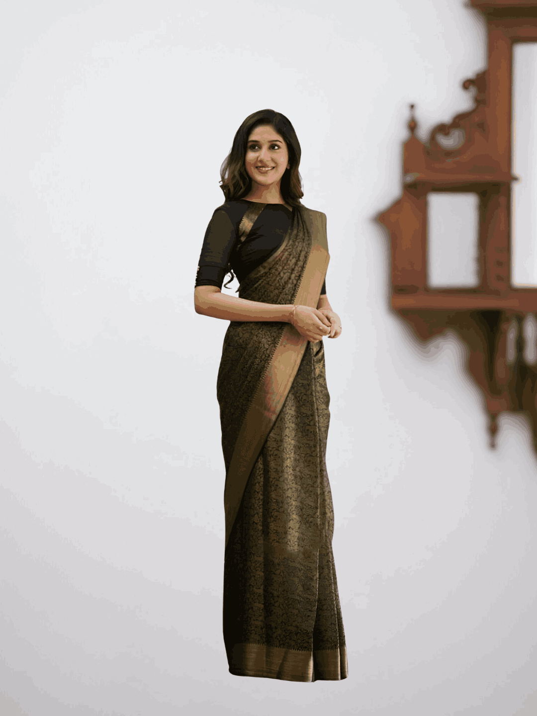 A mysterious back glance revealing pallu flow