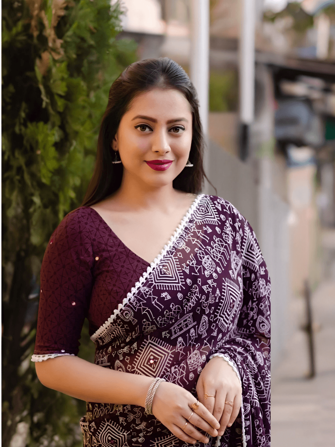 Model flipping pallu to show purple gradient magic