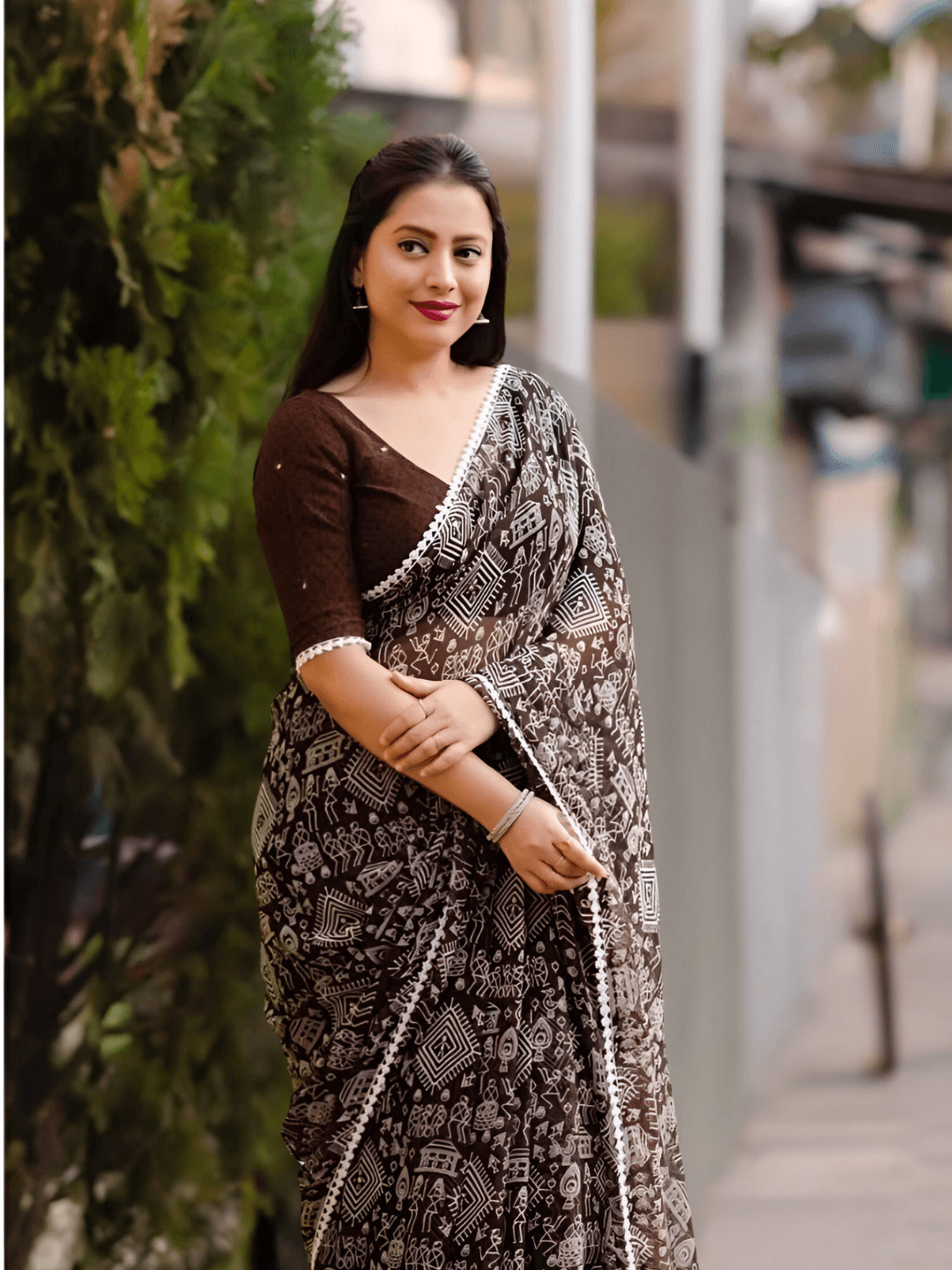 Model flipping pallu to show caramel gradient magic