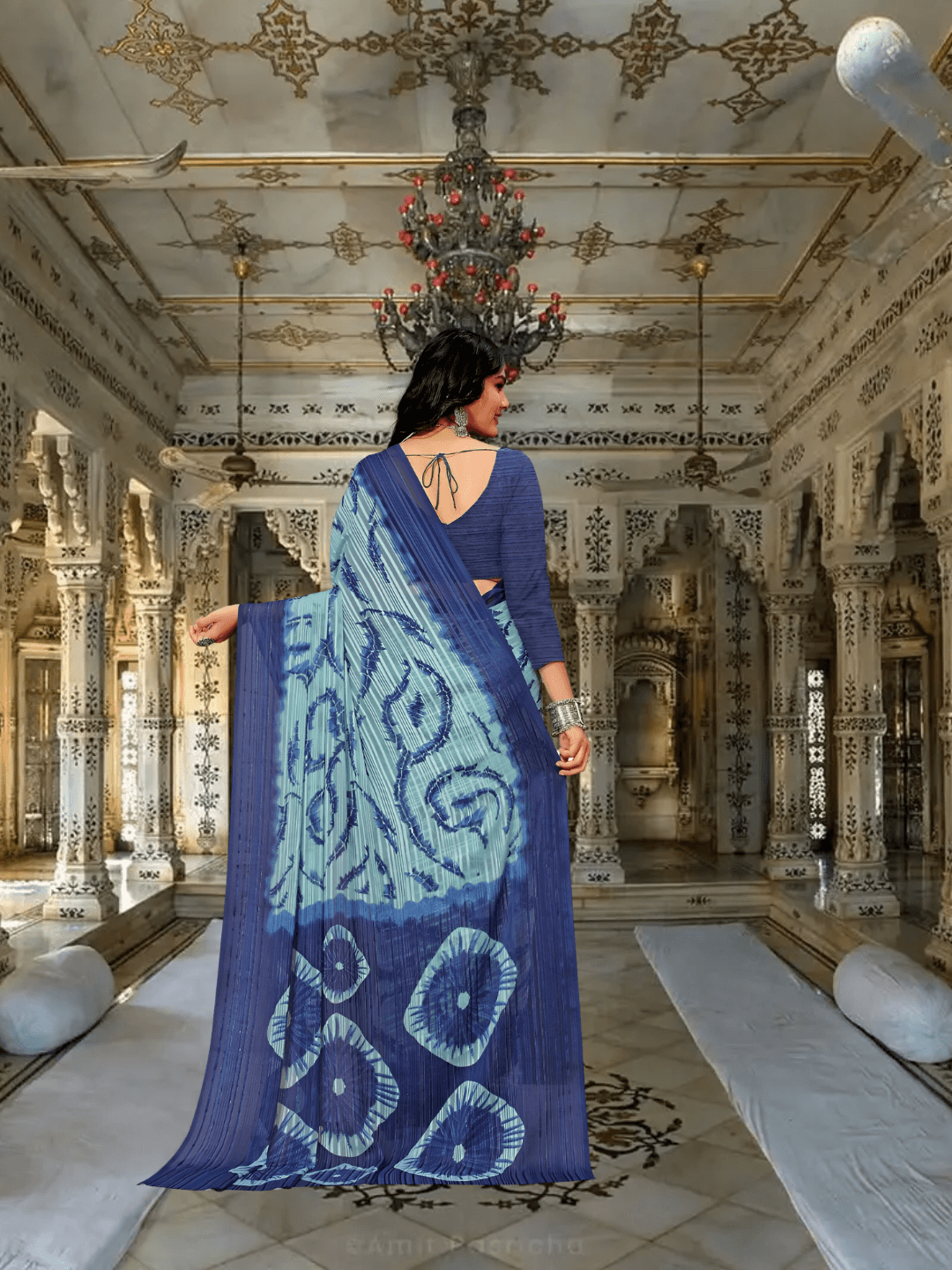 Model flipping pallu to show ocean blue vs jungle green transition