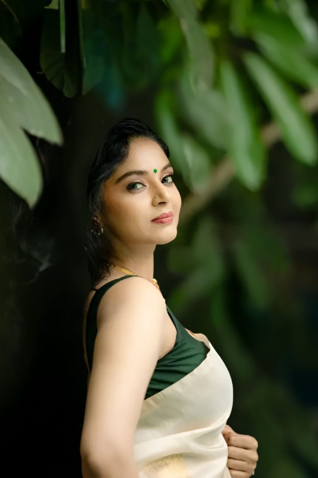 Left angle highlighting print and sheen