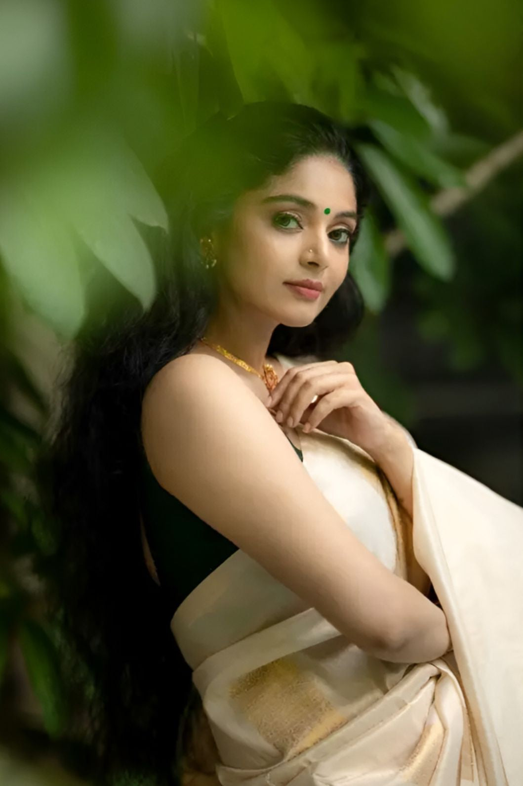 Left profile of saree showing minimalist grace