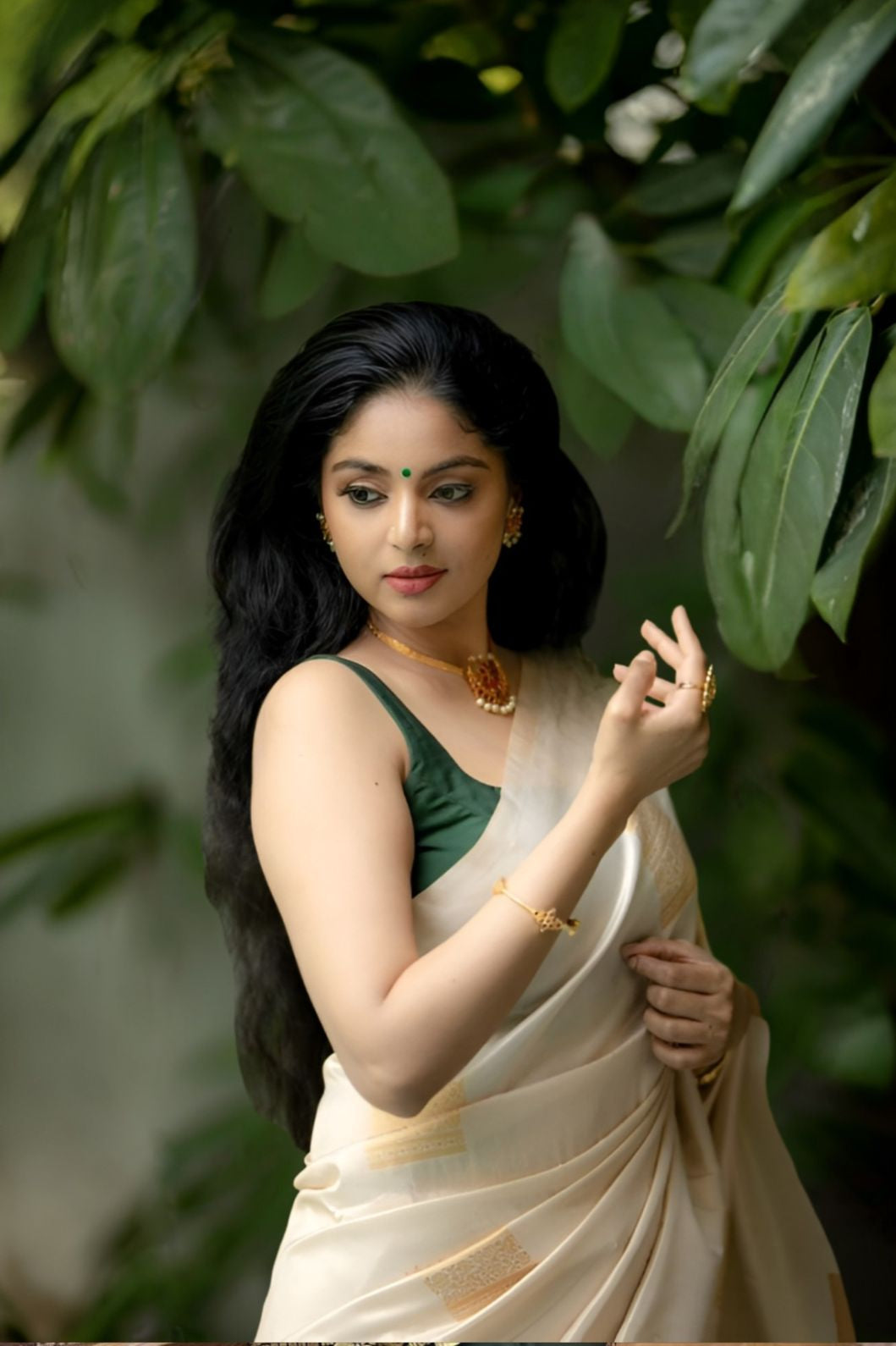 Right profile showing border and pallu