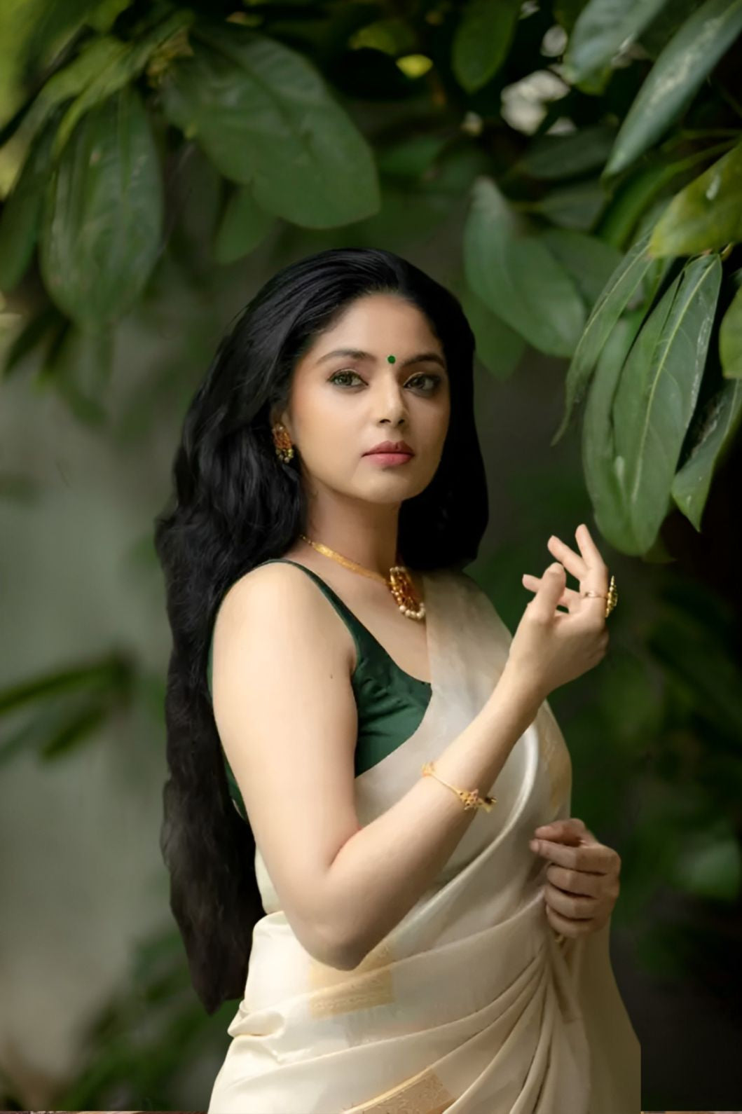 Right profile showing border and pallu