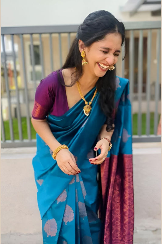 Front view of Rama green silk saree in royal setting