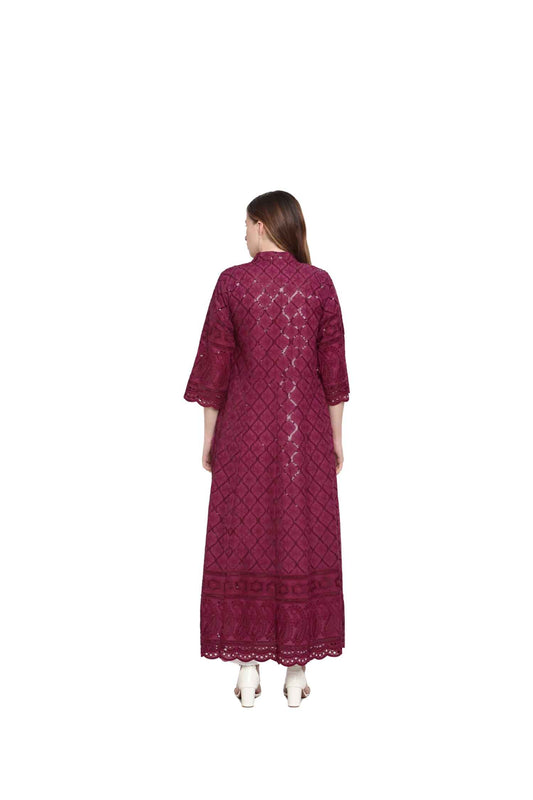Rear view showing the elegance of the embroidery
