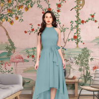 Front view: Halter neck commanding the current