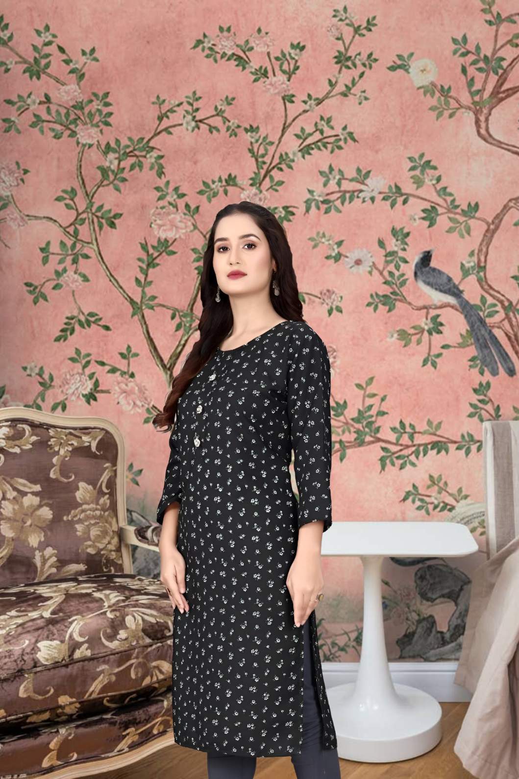 Side view highlighting 3/4 sleeves and curve-friendly fit