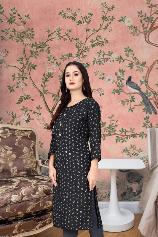  Side view highlighting 3/4 sleeves and curve-friendly fit