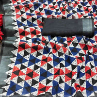  Close-up of pallu revealing intricate multi-hue detailing