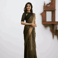 A mysterious back glance revealing pallu flow