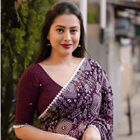Model flipping pallu to show purple gradient magic