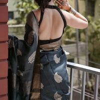  Over-the-shoulder glance revealing pallu details