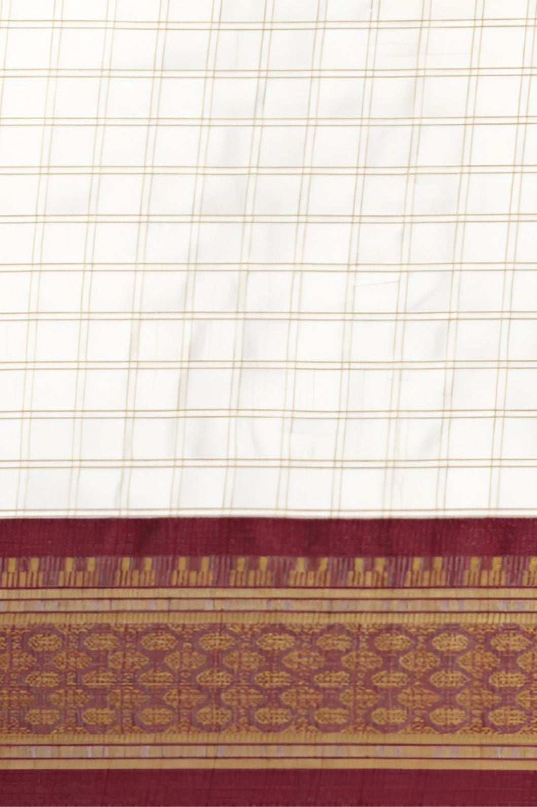 Close-up of pallu showing maroon threadwork and silk blend