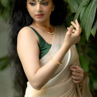 Right profile showing border and pallu