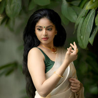 Right profile showing border and pallu