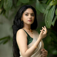 Right profile showing border and pallu