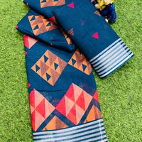 Sharp zoom on pallu showing print detailing on cotton-linen